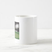 アメリカのフットボール場で、ゴールとボールを持つ コーヒーマグカップ (中央)