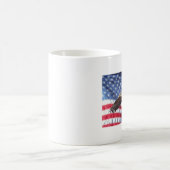 アメリカのワシおよび旗のマグ コーヒーマグカップ (中央)