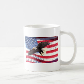 アメリカのワシおよび旗のマグ コーヒーマグカップ