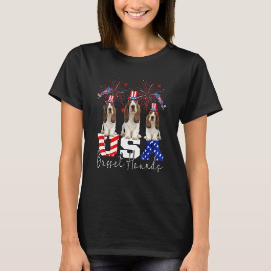 アメリカの国旗の帽子をかぶった3匹のバセットハウンド Tシャツ (正面)