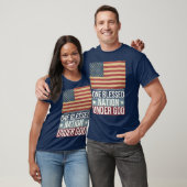 アメリカの愛国心賛美は神の下に一人 Tシャツ (ユニセックス)