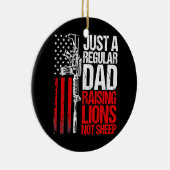 アメリカの愛国者を育てる普通のパパにすぎない セラミックオーナメント (右)