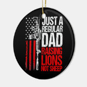 アメリカの愛国者を育てる普通のパパにすぎない セラミックオーナメント (左)