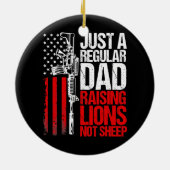 アメリカの愛国者を育てる普通のパパにすぎない セラミックオーナメント (裏面)