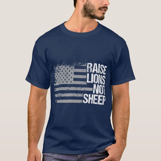 アメリカの愛国者ライオンではなくライオンを育てる Tシャツ (正面)