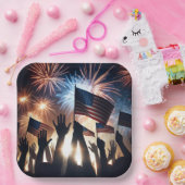 アメリカの旗と花火で群衆を囲む ペーパープレート (パーティー)