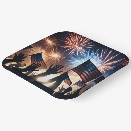 アメリカの旗と花火で群衆を囲む ペーパープレート (傾斜あり)