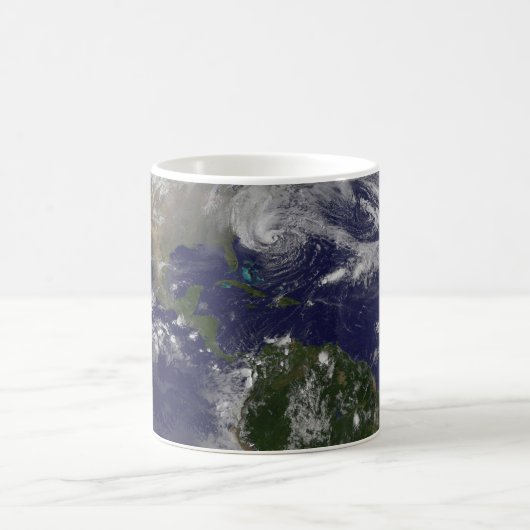 アメリカの東海岸に沿ったハリケーン「サンディ」。 コーヒーマグカップ (中央)