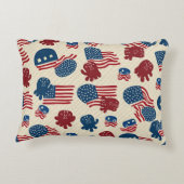 アメリカの様々なシンボルを持つクッション アクセントクッション (裏面)