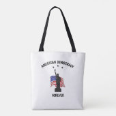 アメリカの民主主義が永遠に旗を掲げる トートバッグ (裏面)