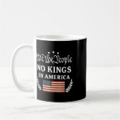アメリカの民主主義抗議デモ 私たちは王を持たない人々 コーヒーマグカップ (左)