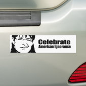 アメリカの無知を祝って下さい バンパーステッカー (車上)