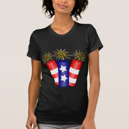 アメリカの独立記念日（４日）用の三つの花火がプリントされたＴシャツ Tシャツ