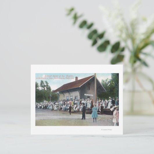 アメリカの独立記念日(4th of July)における鉄道駅の外観 ポストカード (スタンド正面)