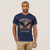 アメリカの統一された鷲に美しい愛国心 Tシャツ (正面フル)