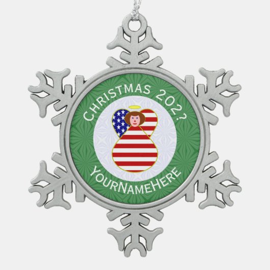 アメリカの赤毛の天使のクリスマスフラグカスタマイズ済み スノーフレークピューターオーナメント (正面)
