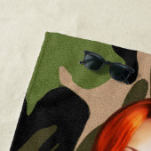 アメリカの迷彩柄のビキニの可愛い人 ビーチタオル (インサイチュ)