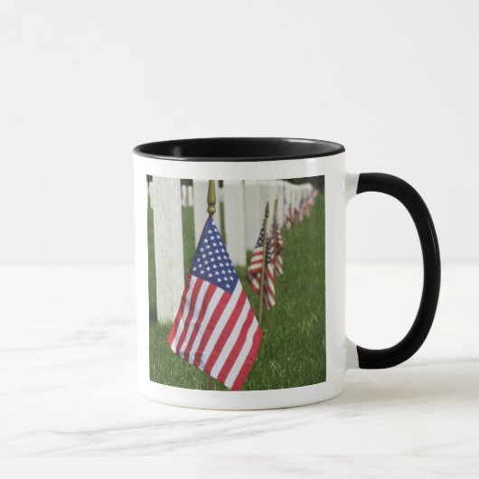 アメリカの退役軍人の墓に掲げられたアメリカ国旗 2 マグカップ (右)
