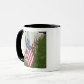 アメリカの退役軍人の墓に掲げられたアメリカ国旗 2 マグカップ (正面左)