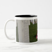 アメリカの退役軍人の墓の米国旗 ツートーンマグカップ (左)