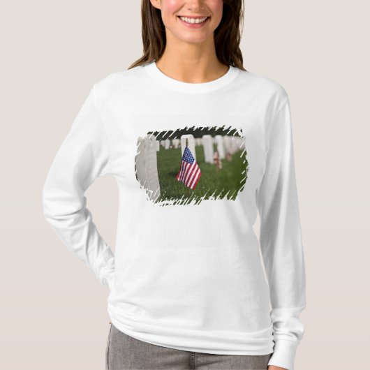 アメリカの退役軍人の墓の米国旗 Tシャツ (正面)