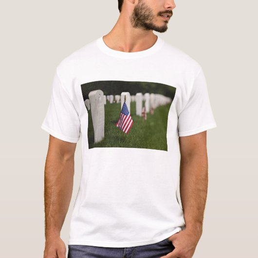 アメリカの退役軍人の墓の米国旗 Tシャツ (正面)