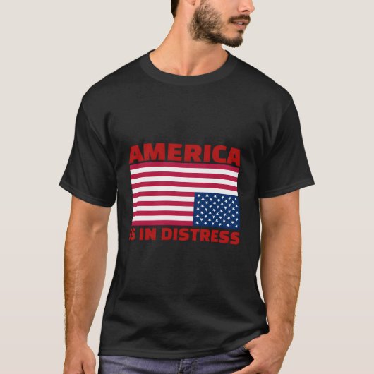 アメリカはアメリカの国旗を逆さまにして苦悩している Tシャツ (正面)