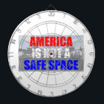 アメリカは安全な宇宙ではない ダーツボード<br><div class="desc">別の場所で「安全な宇宙」を見つけよう。アメリカは言論の自由だ！</div>