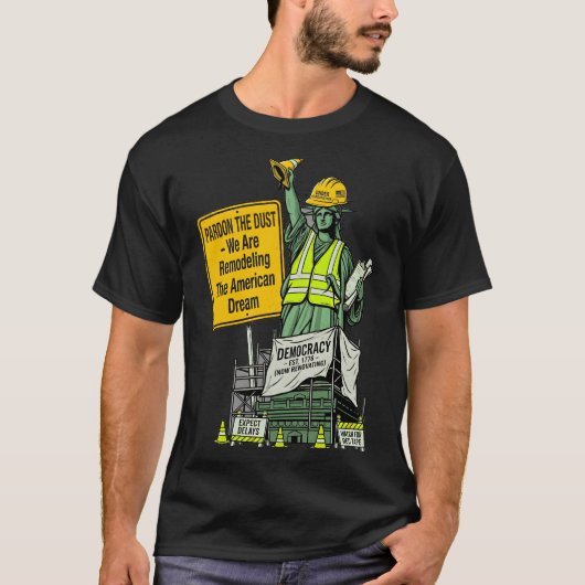 アメリカは建設中 - 埃っぽいことをお許しください Tシャツ (正面)