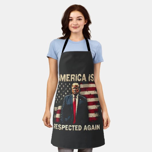 アメリカは7月4日に再びトランプUSAに尊敬されている エプロン (着用した状態)