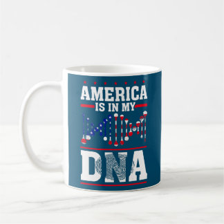 アメリカは7月4日の私のDnaアメリカ国旗の中にいる  コーヒーマグカップ