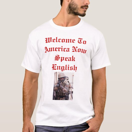 アメリカへようこそは今英語を話します Tシャツ (正面)