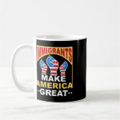 アメリカを偉大にする移民Tシャツ コーヒーマグカップ (左)