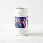 アメリカを持ち帰るトランプ2024 ビールジョッキ (正面左)