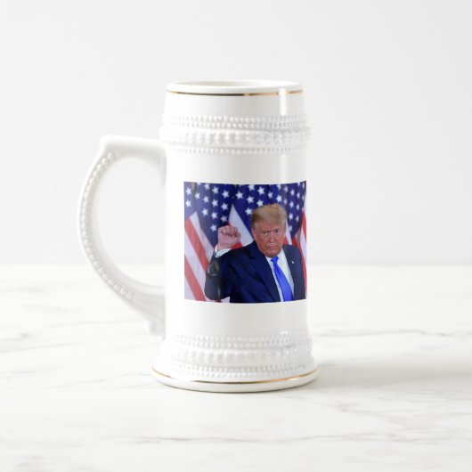 アメリカを持ち帰るトランプ2024 ビールジョッキ (左)