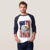 アメリカを象徴する美しいワシ、アメリカ国旗、愛国的な象徴 Tシャツ (正面フル)