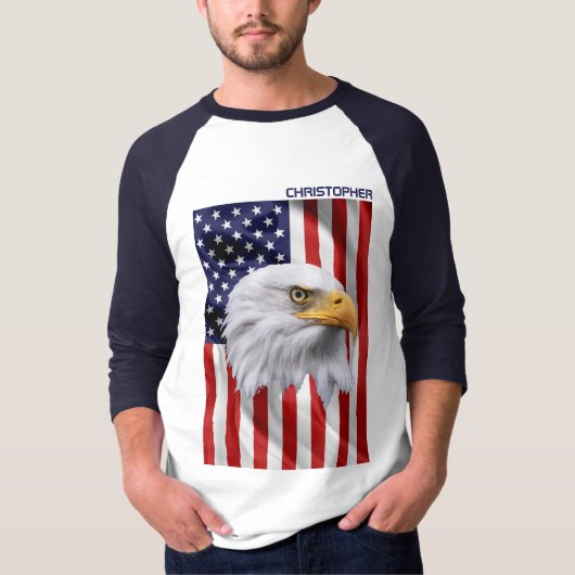 アメリカを象徴する美しいワシ、アメリカ国旗、愛国的な象徴 Tシャツ (正面)