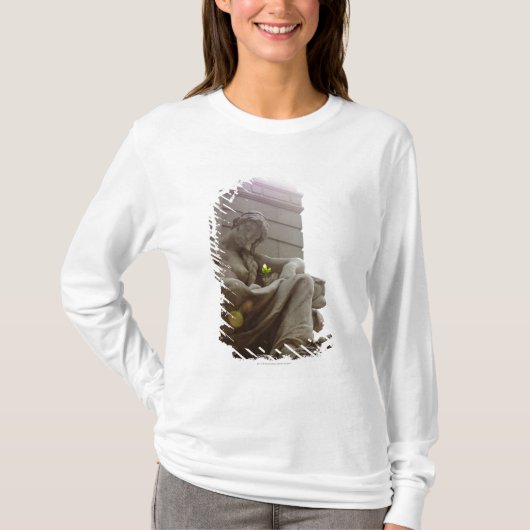 アメリカインディアンの国立博物館の彫像 Tシャツ (正面)
