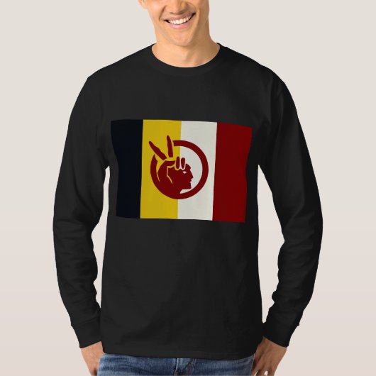 アメリカインディアン+ムーブメントの旗 Tシャツ (正面)