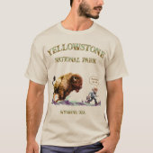 アメリカバイソンから走って逃げるおもしろ男のTシャツ Tシャツ (正面)