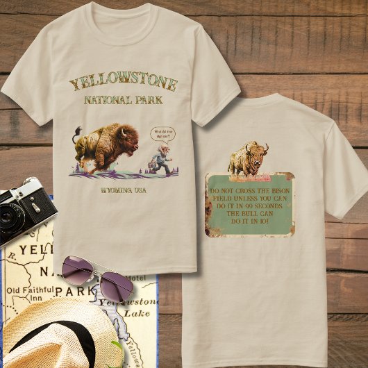 アメリカバイソンから走って逃げるおもしろ男のTシャツ Tシャツ