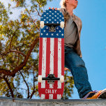 アメリカパーソナライズされた国旗の愛国的カスタム スケートボード<br><div class="desc">アメリカのプライドや与え特別な贈り物を、このアメリカ国旗のスケートボードと一緒に動揺して擦り切れたデザインでグランジ。アメリカのフラッグスケートボードデザインで赤と青の星とストライプは、7月4日パーティー、メモリアルデーパーティー、家族の懇親会、軍隊卒業または退職の贈り物や愛国的なお祝いに最適である。名前を付けてアメリカ国旗のスケートボードをパーソナライズ。COPYRIGHT © 2020 Judy Burrows,  Black Dog Art - All Rights Reserved.アメリカパーソナライズされた国旗の愛国的なカスタムスケートボード</div>