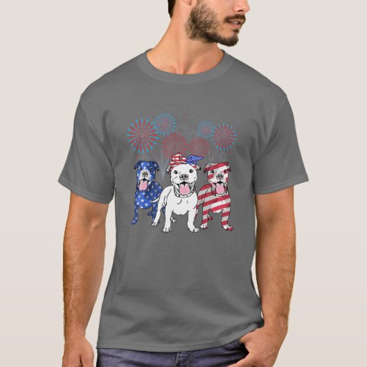 アメリカピットブル犬の花火7月4日米国国旗 Tシャツ (正面)