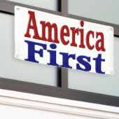 アメリカファーストと赤と青の文字 横断幕 (ビルの外側)