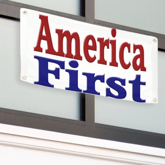 アメリカファーストと赤と青の文字 横断幕 (ビルの外側)