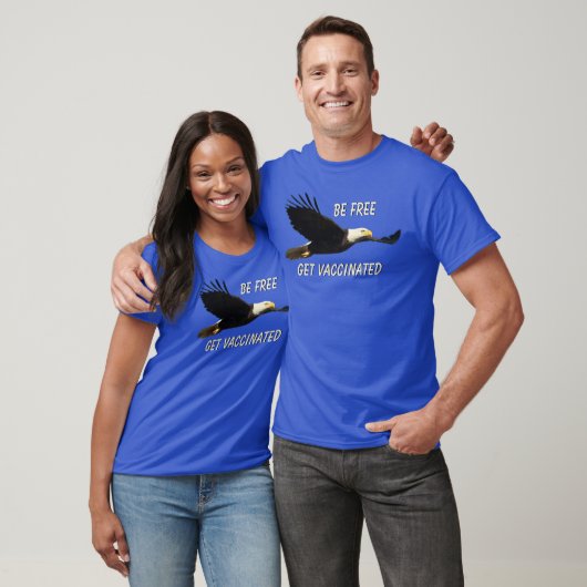 アメリカワシの予防接種を無料で受け飛んでいる取る Tシャツ (ユニセックス)