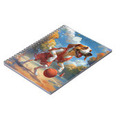 アメリカンイングリッシュフォックスハウンドがバスケットボールをプレイ ノートブック (左側)