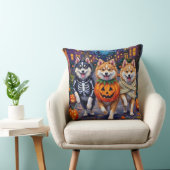 アメリカンエスキモー犬たちがハロウィンでお菓子を集める クッション (椅子)
