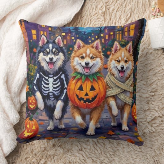アメリカンエスキモー犬たちがハロウィンでお菓子を集める クッション (ブランケット)