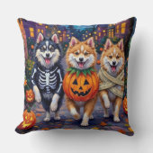 アメリカンエスキモー犬たちがハロウィンでお菓子を集める クッション (正面)